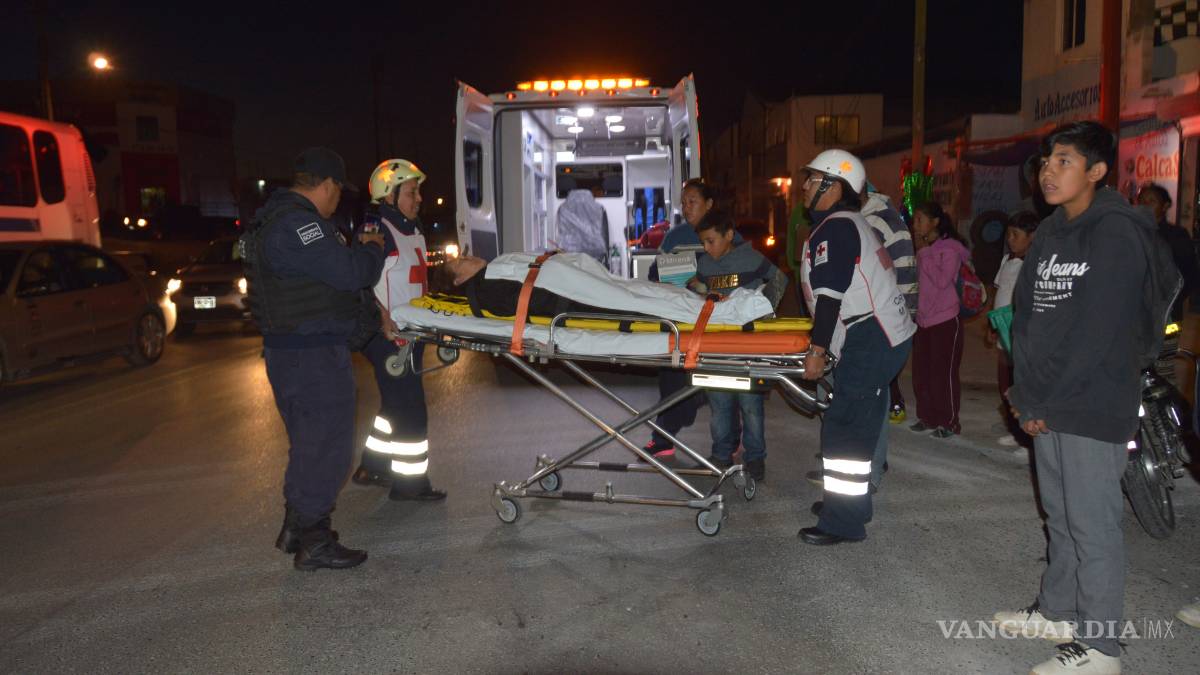 Motociclista arrolla a una mujer frente a su hija y nieta, en Saltillo