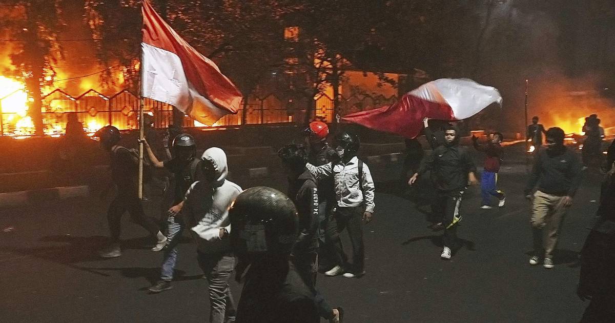 Mueren tres personas en incendio provocado en parlamento regional en Indonesia