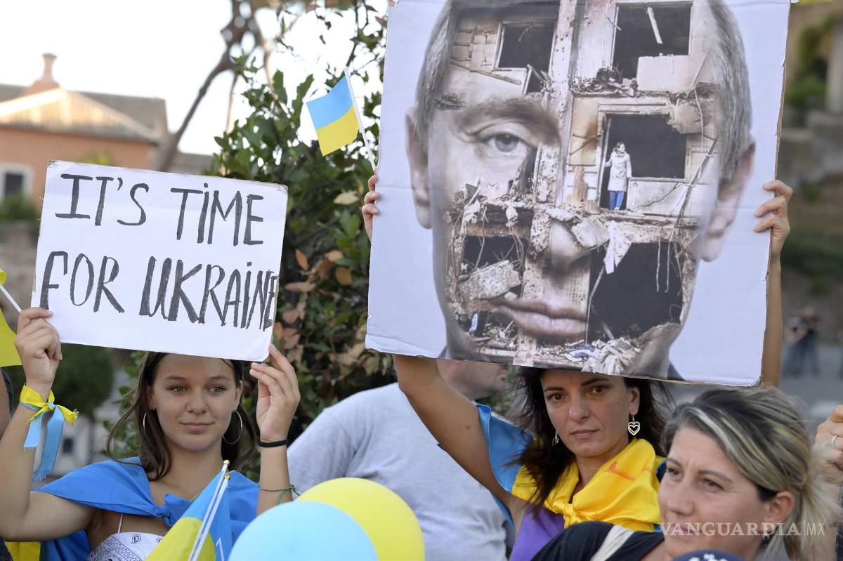$!La gente se reúne para conmemorar el Día de la Independencia de Ucrania y manifestarse por la paz seis meses después del comienzo de la guerra en Ucrania en Roma, Italia.