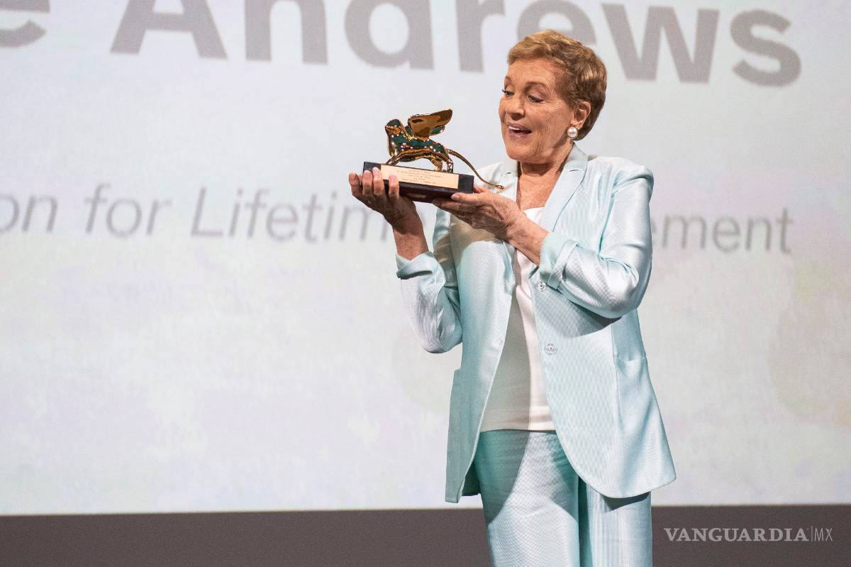 $!Julie Andrews recibe muy emocionada el León de Oro honorífico en Venecia