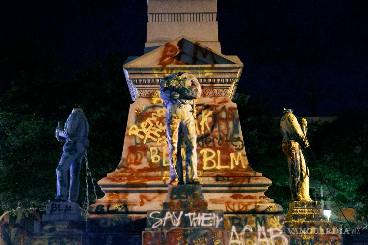 $!Monumentos y estatuas son víctimas de la ira y las protestas antirracistas en todo el mundo (fotos)