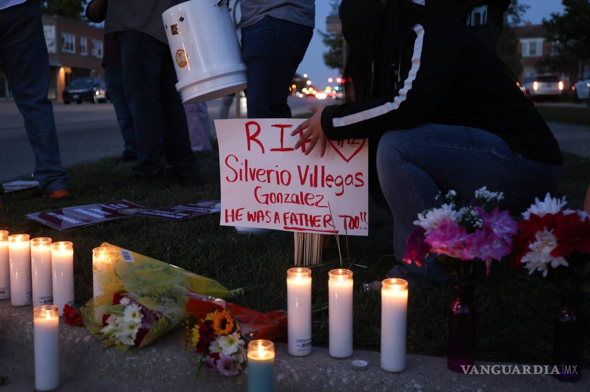 $!Personas encienden velas en memoria de Silverio Villegas-González, quien fue asesinado por un agente del ICE que intentaba detenerlo en Chicago, Illinois.