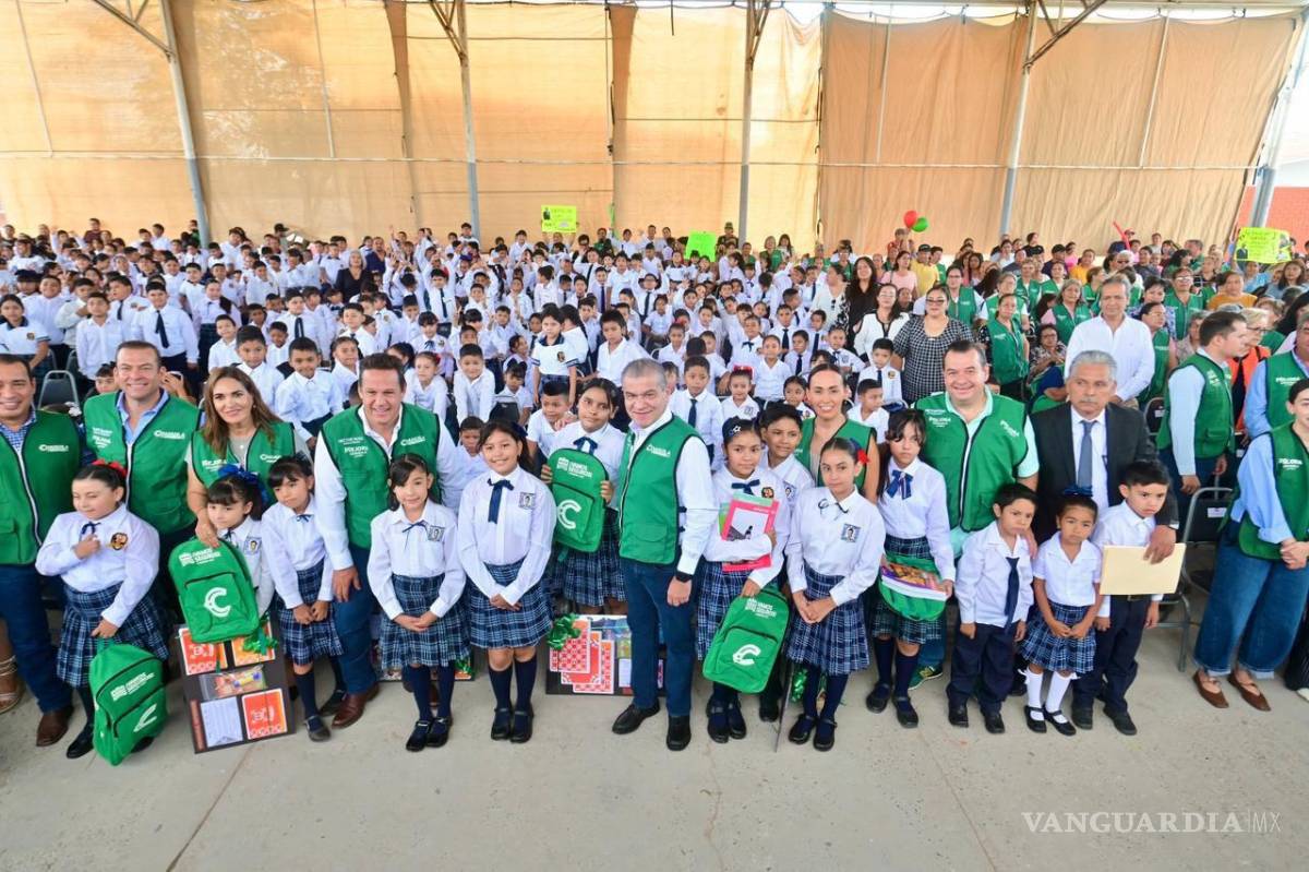 $!El Gobierno Municipal entregó mochilas a los alumnos de primaria y equipamiento básico a planteles educativos.