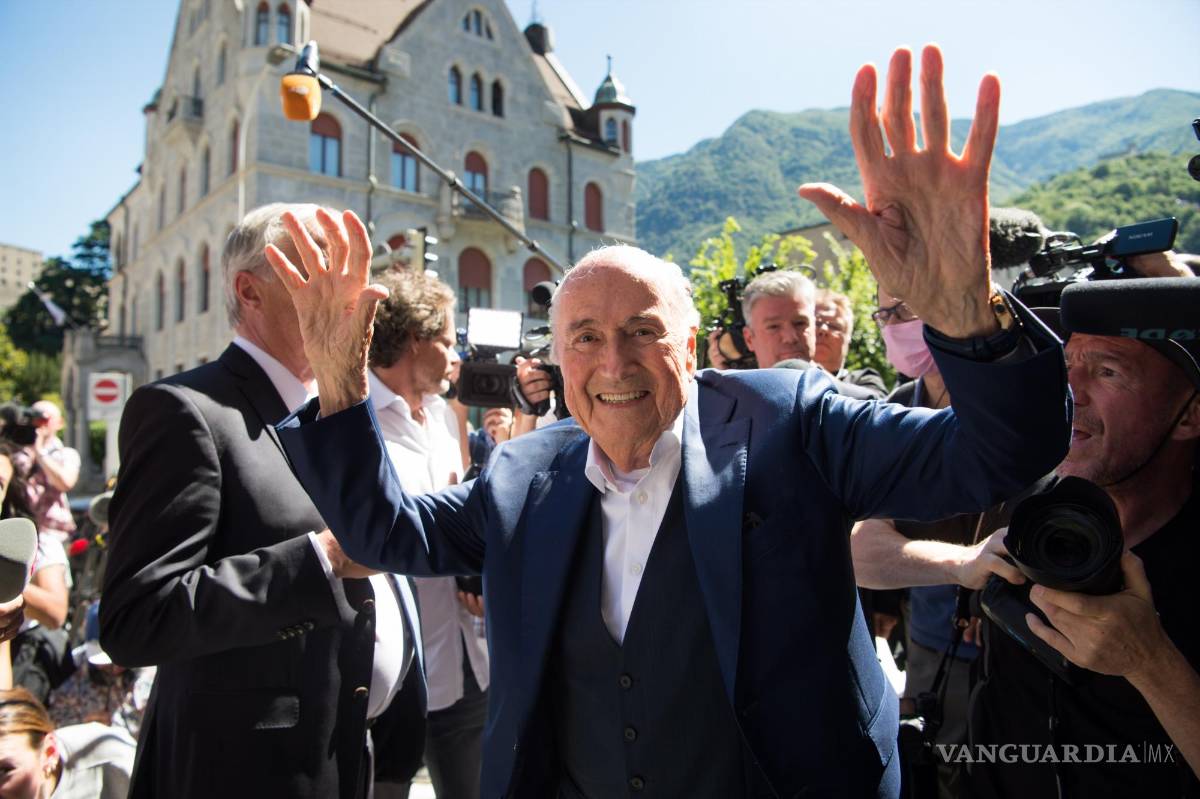 $!El expresidente de la FIFA Joseph Blatter (c) saluda a la prensa después de que se anunció el veredicto, en Bellinzona, Suiza.