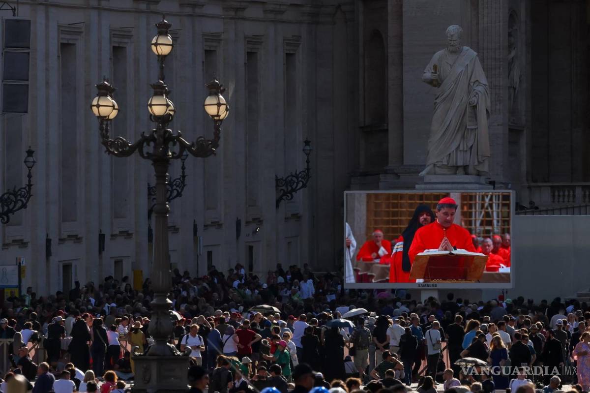 $!Fieles observan una pantalla que muestra imágenes de la procesión de cardenales a la Capilla Sixtina al inicio del cónclave para la elección del nuevo Papa.