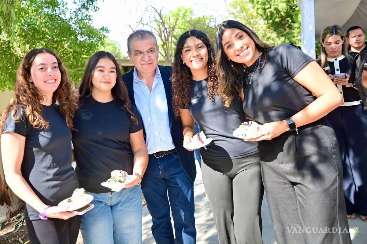 $!El exgobernador convivió con estudiantes de la institución durante los festejos conmemorativos.