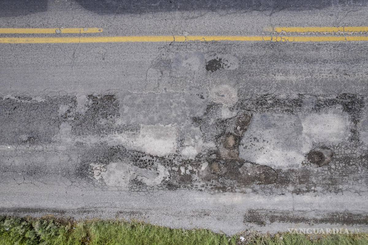 $!Además de los constantes accidentes, la carretera presenta baches y otras fallas.