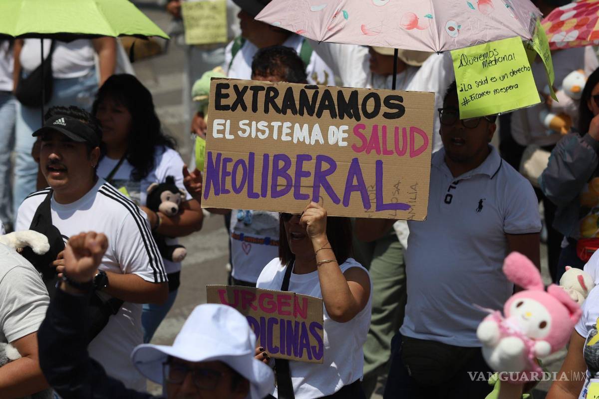 $!Asistentes a la marcha Queremos Medicinas, llevaron cárteles donde pedían el regreso del sistema de salud de sexenios anteriores. | Foto: Cuartoscuro