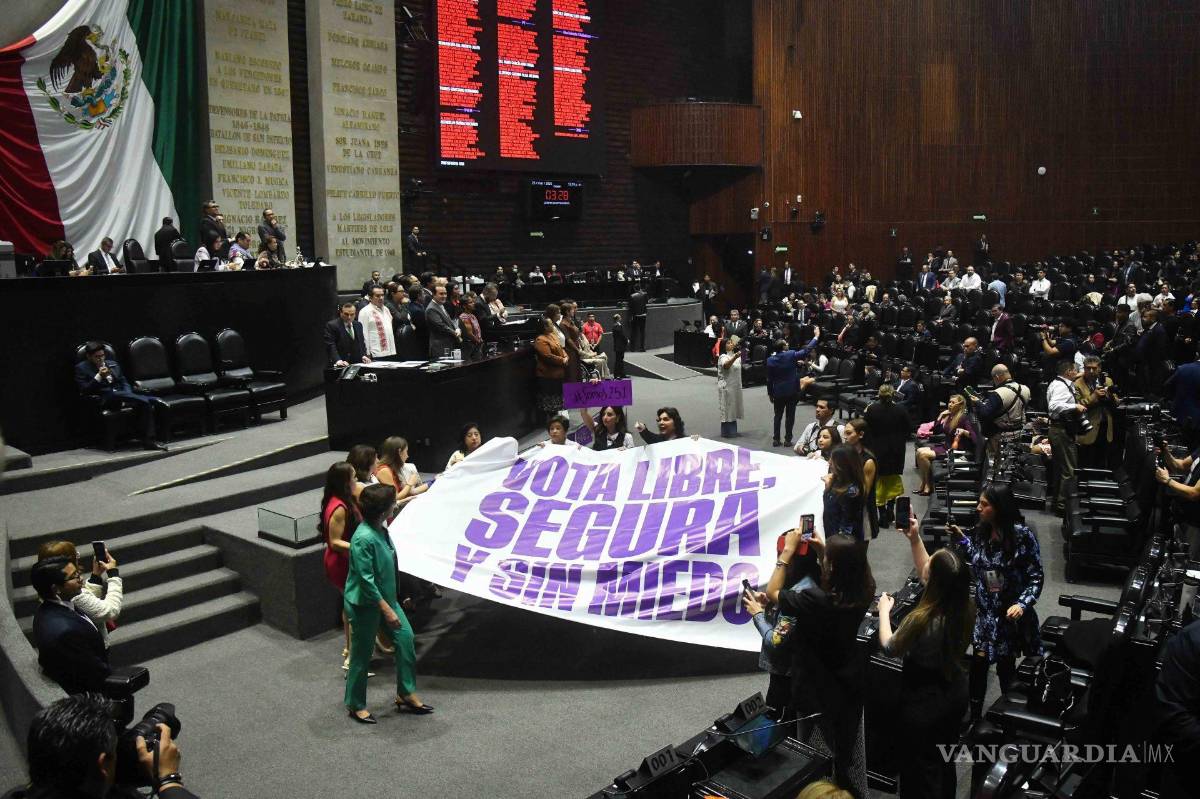 $!CIUDAD DE MÉXICO, 25MARZO2025.- Diputadas de Movimiento Ciudadano, muestran una manta con la frase vota libre, segura y sin miedo, durante la sesión ordinaria de la Cámara de Diputados en la que se somete a discusión el dictamen de la Sección Instructora para el desafuero de Cuauhtémoc Blanco, diputado de Morena, por el presunto delito de violencia sexual. FOTO: MARIO JASSO/CUARTOSCURO.COM