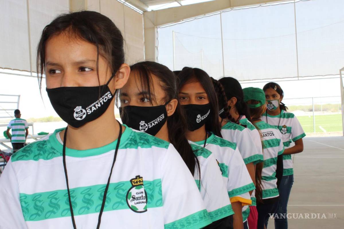 $!Pronnif realiza clínicas en Viesca con ayuda del Santos Laguna