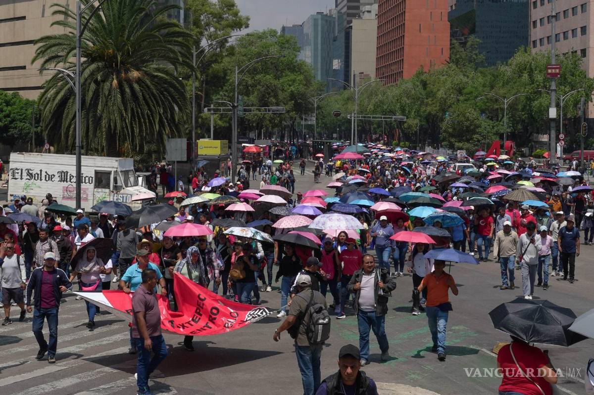 $!A pesar de que no se había definido en la asamblea nacional si se levanta o no el plantón, se observó la noche del sábado que algunos docentes ya levantaban sus casas de campaña en medio de la lluvia.