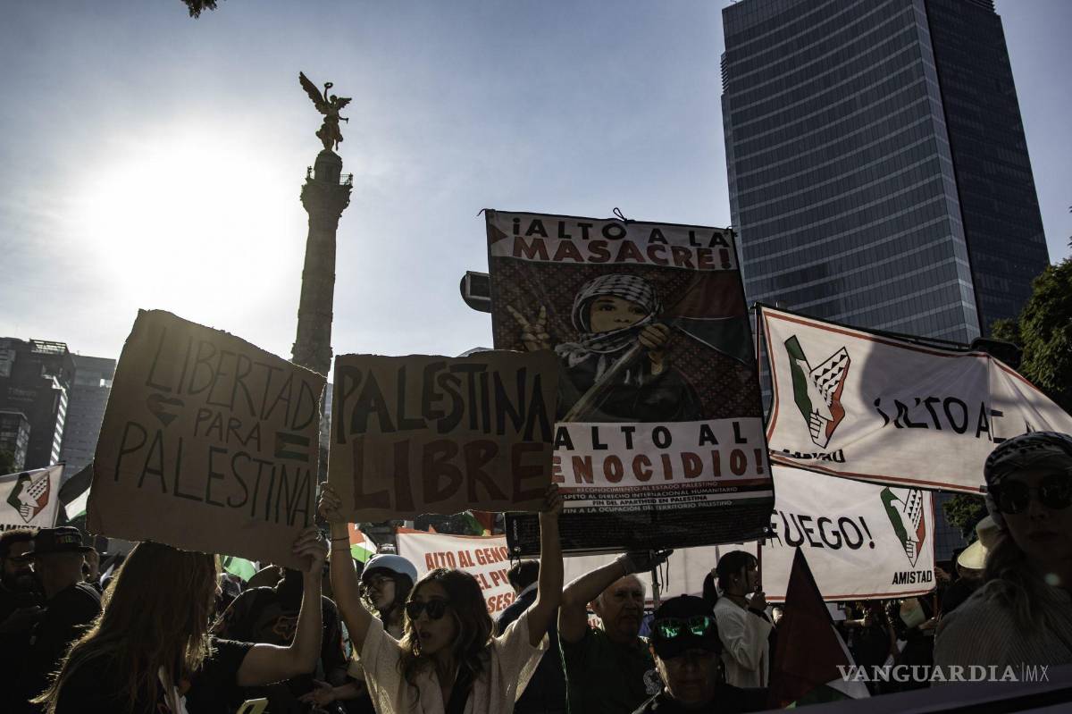 $!Cientos de personas y organizaciones civiles partieron del Ángel de la independencia hacia el Zócalo en apoyo a Palestina.