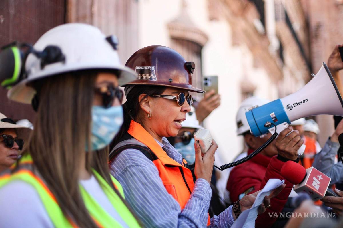 $!En Zacatecas, mineros marcharon por calles del centro histórico, acompañando a familiares de Ignacio Salazar Flores Jose Ángel Hernandez Vélez, mineros desaparecidos y después localizados sin vida.