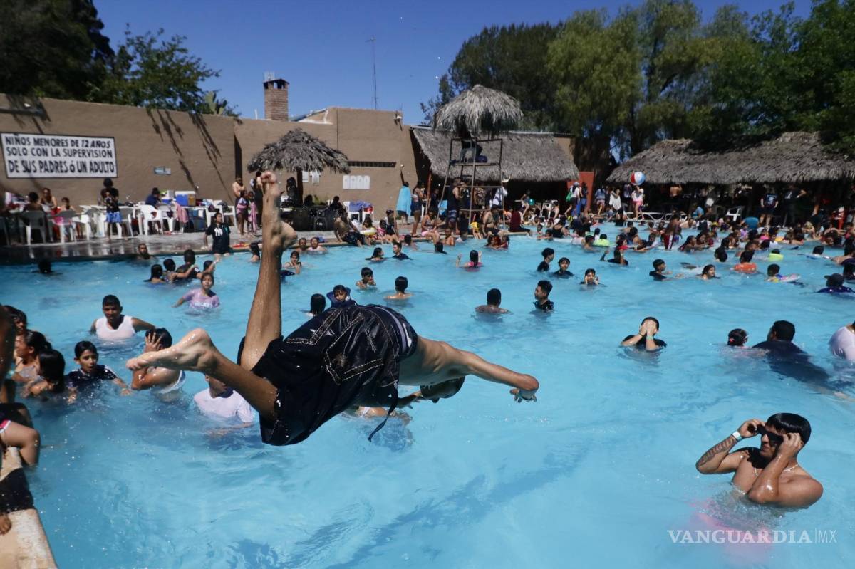 $!Los visitantes de los centros acuáticos fueron supervisados por personal de seguridad privada para asegurar el cumplimiento de las normas de convivencia y seguridad.