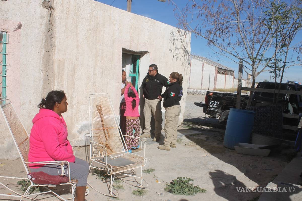 $!Elementos de Fuerza Coahuila entregan apoyo a mujer invidente