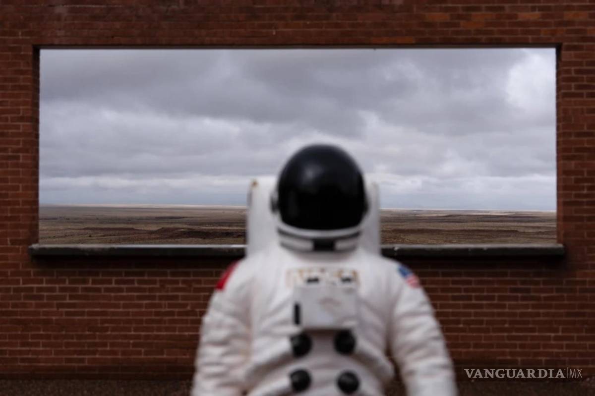 $!Una figura de astronauta en el Cráter del Meteorito, una atracción turística cerca de la histórica Ruta 66, en las proximidades de Winslow, Arizona.