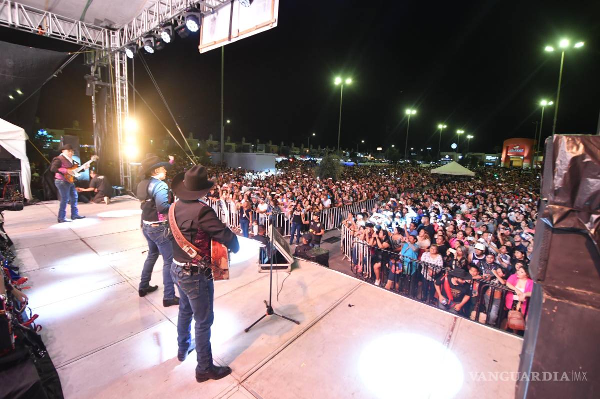 $!Miles de asistentes corearon con entusiasmo los éxitos de la agrupación norteña en el estacionamiento de AlSuper.