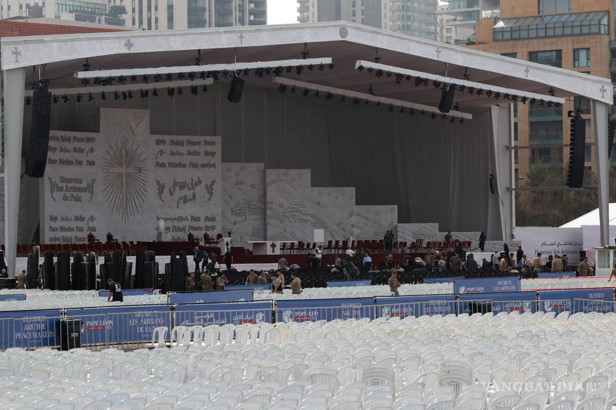 $!Obreros preparan el escenario en el paseo marítimo en Beirut. El Papa León XIV tiene previsto visitar el país del 30 de noviembre al 2 de diciembre.