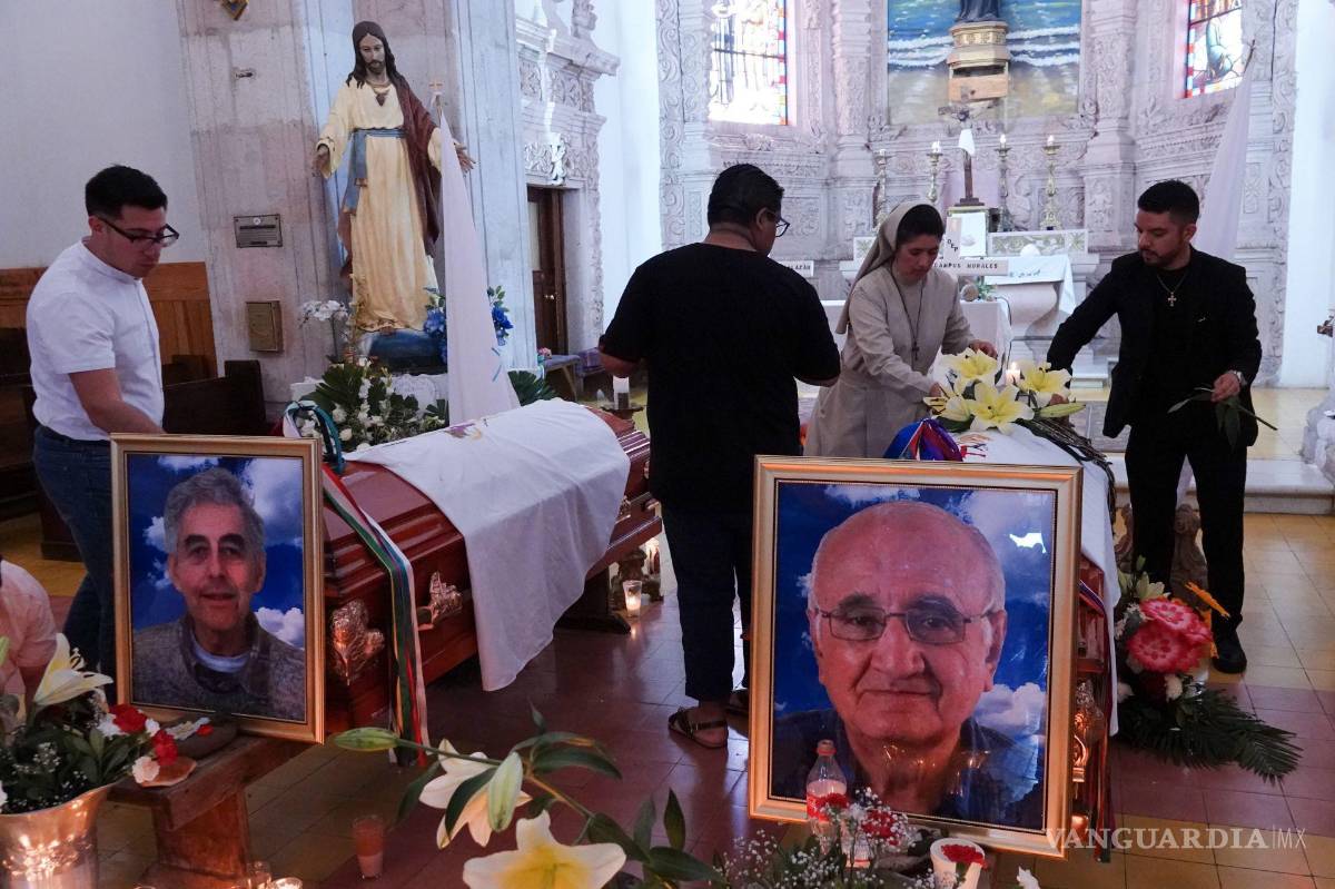 $!Jesuitas, familias de comunidades tarahumaras y autoridades asistieron a darle el último adiós a los sacerdotes jesuitas quienes fueron asesinados dentro del templo.