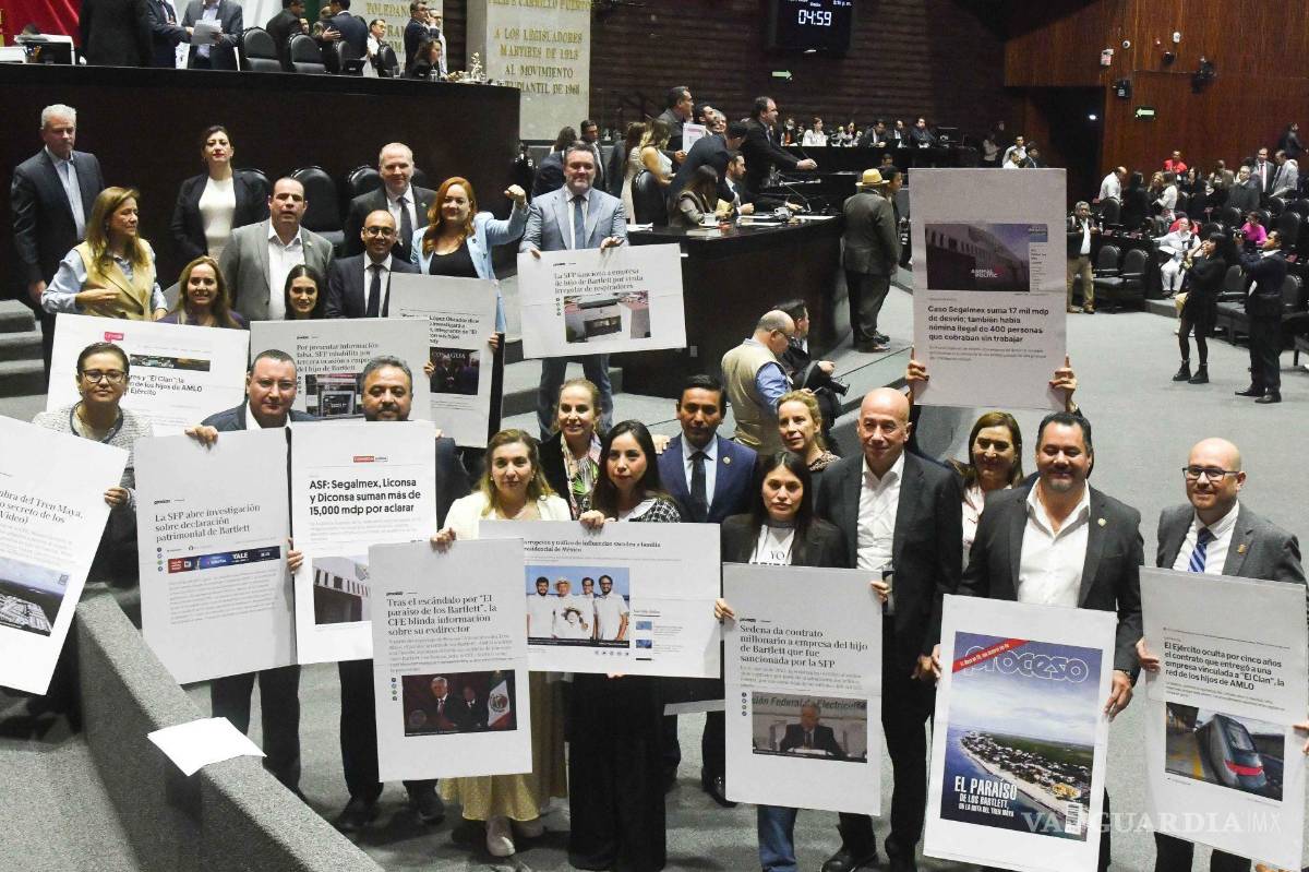 $!En la imagen, legisladores del PAN, muestran noticias de presuntos actos de corrupción durante el sexenio del ex presidente Andrés Manuel López Obrador.