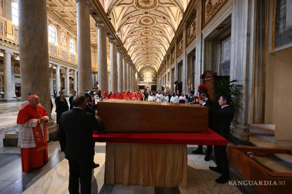 $!El cardenal Kevin Joseph Farrell (i), camarlengo de la Santa Iglesia Romana, preside el entierro del Papa Francisco en la Basílica de Santa María la Mayor.