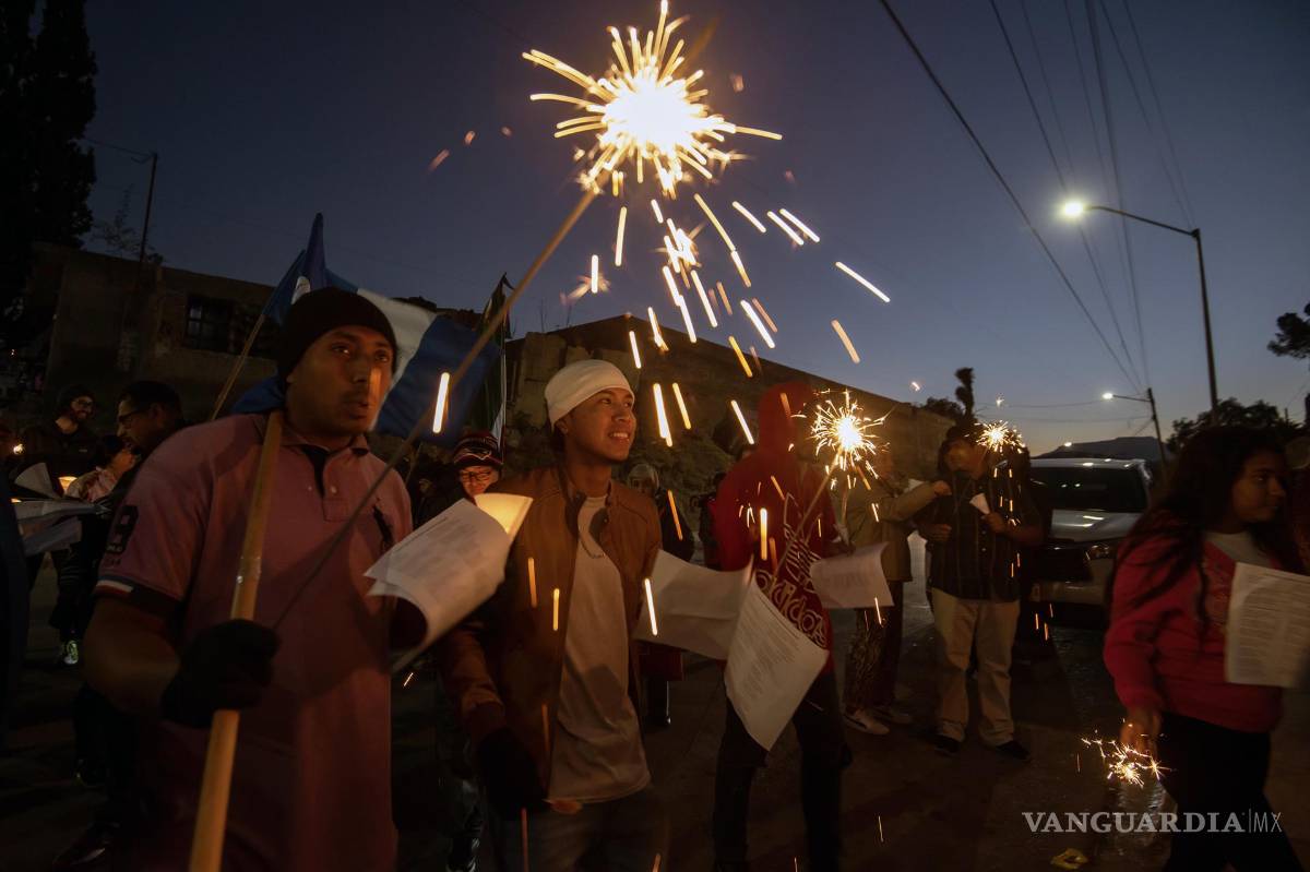 $!Un grupo de migrantes centroamericanos participa hoy en una posada de la Casa del Migrante en la ciudad de Saltillo, estado de Coahuila (México).