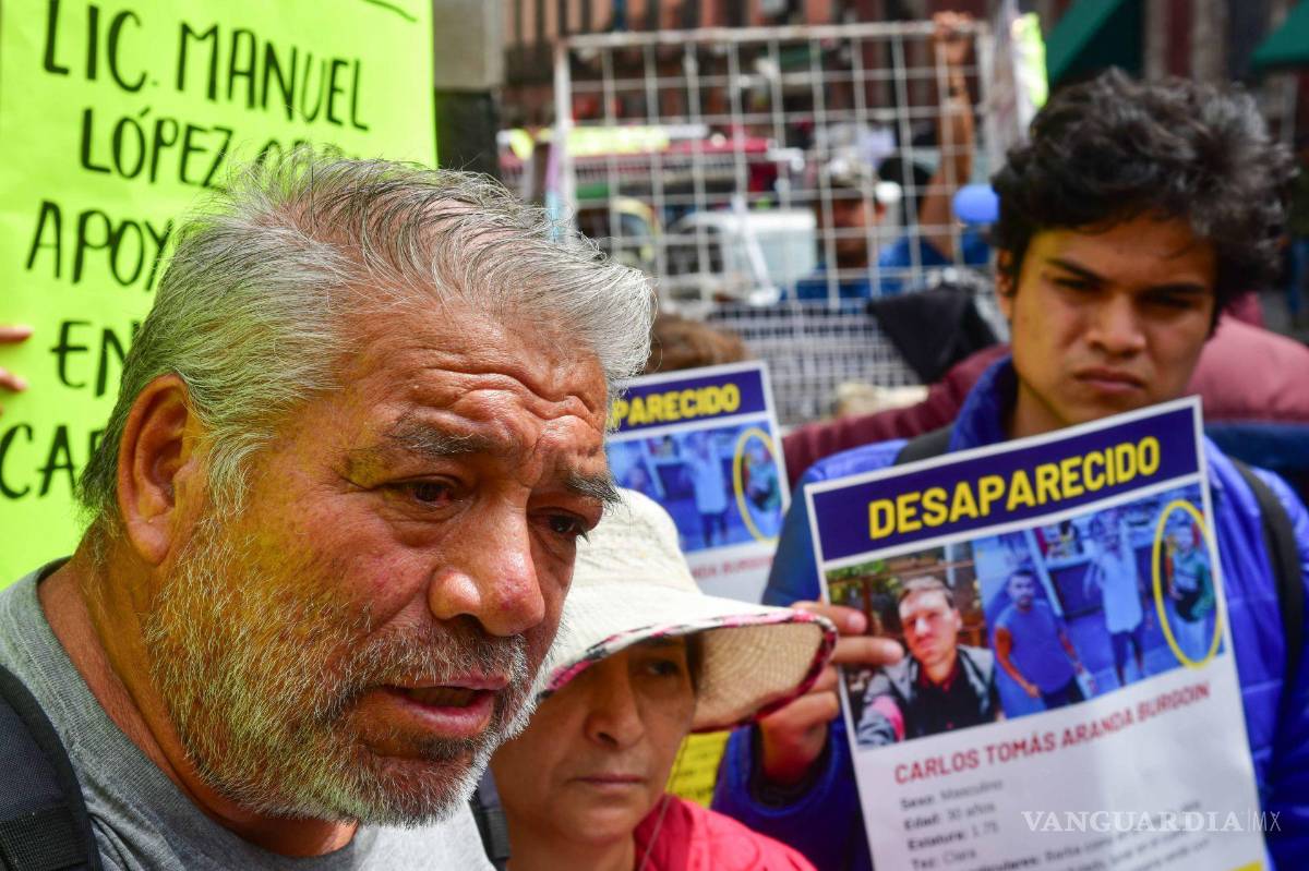 $!Octavio Aranda, padre de Carlos Tomás Aranda, joven desaparecido en Canadá, junto a familiares y amigos, acudió a las inmediaciones de Palacio Nacional, para solicitar a Andrés Manuel López Obrador su intervención con el gobierno canadiense para agilizar la búsqueda de su hijo.