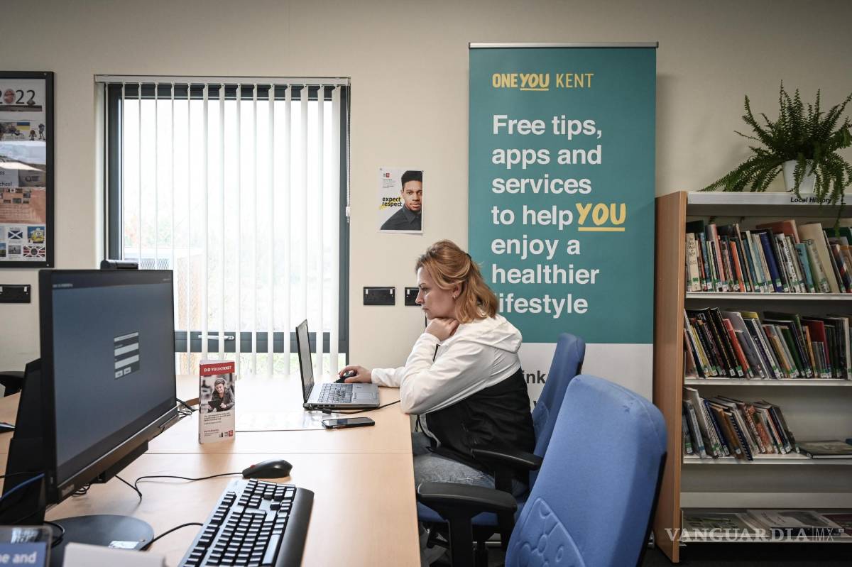 $!La Dra. Svitlana Sadova trabaja en su CV en una biblioteca en Meopham, Inglaterra