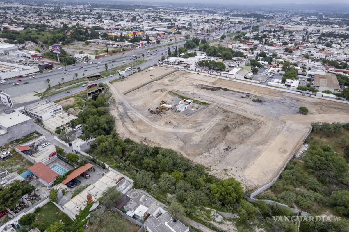 $!Maquinaria de construcción trabaja en el terreno donde antes se encontraban las canchas del deportivo Rancho Seco, espacio utilizado por familias y jóvenes de la ciudad para practicar fútbol.
