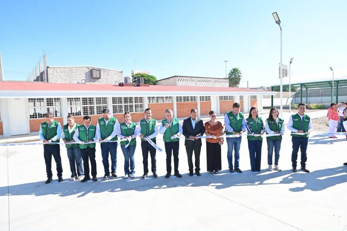 $!Autoridades estatales y municipales encabezaron el evento en la Secundaria Francisco González Bocanegra.