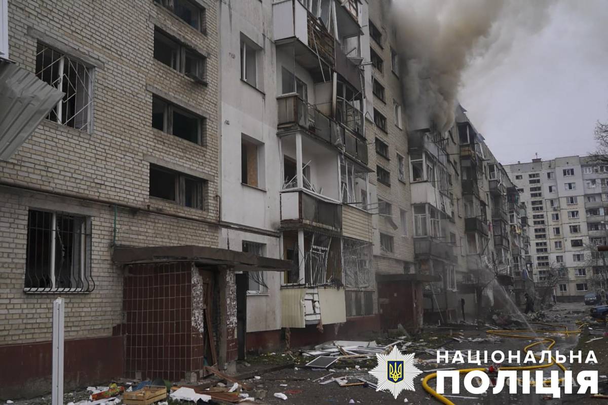 $!Daños provocados tras el impacto de un cohete en una zona residencial de Sumy, Ucrania.