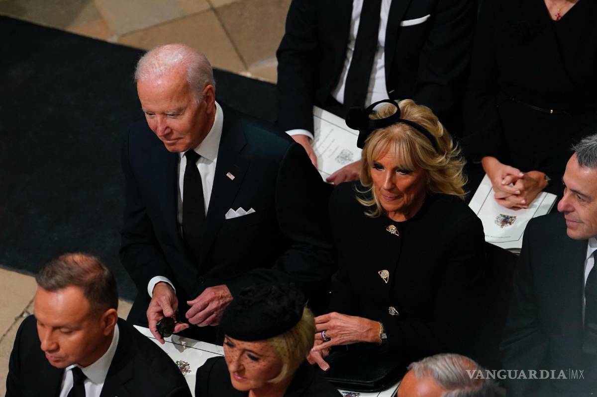 $!El presidente de Estados Unidos, Joe Biden, acompañado por la primera dama, Jill Biden, llega al funeral de estado de la reina Isabel II en la Abadía de Westminster.