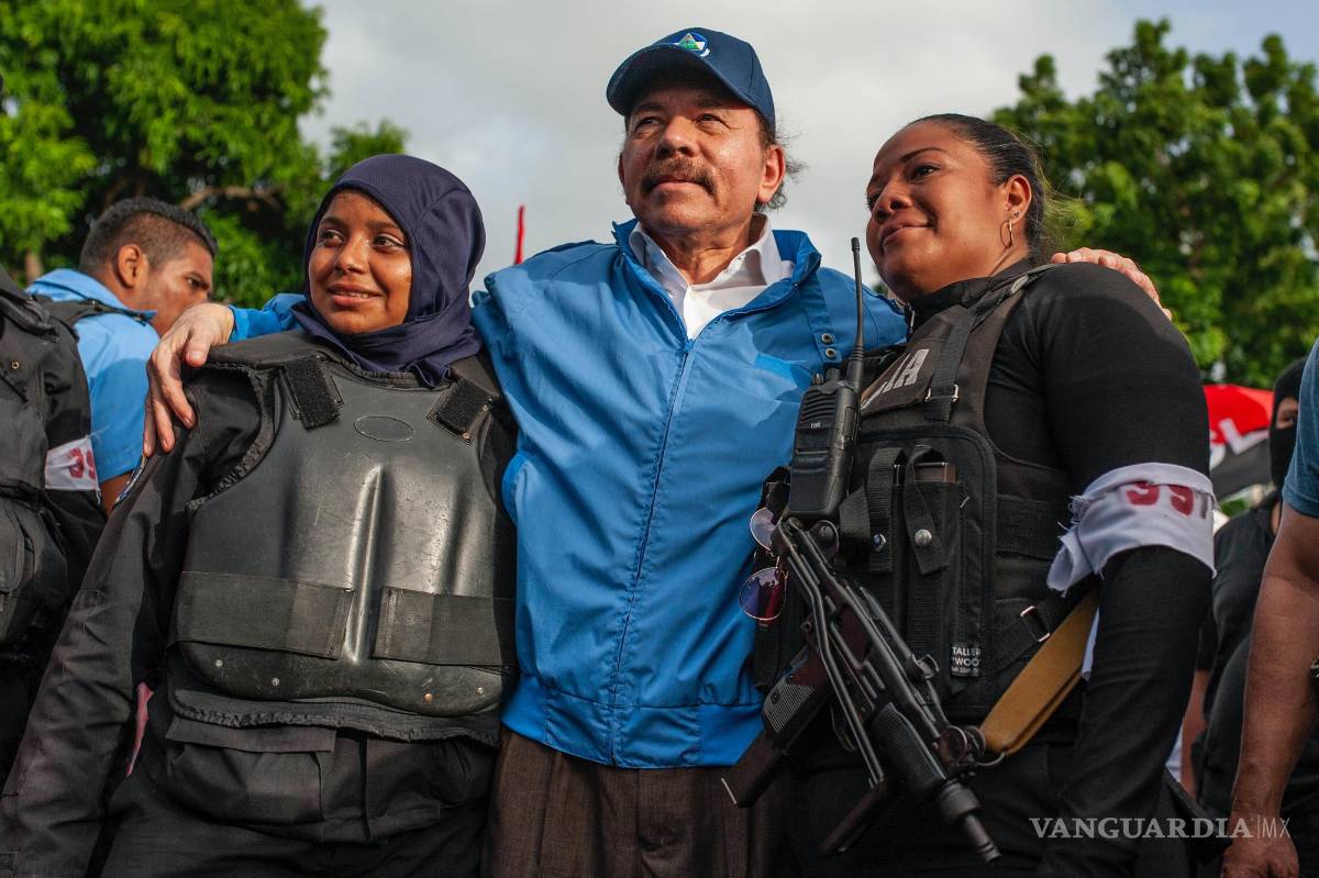 $!El presidente nicaragüense Daniel Ortega con agentes de la policía del país, tras semanas de disturbios en Masaya, Nicaragua, el 13 de julio de 2018.