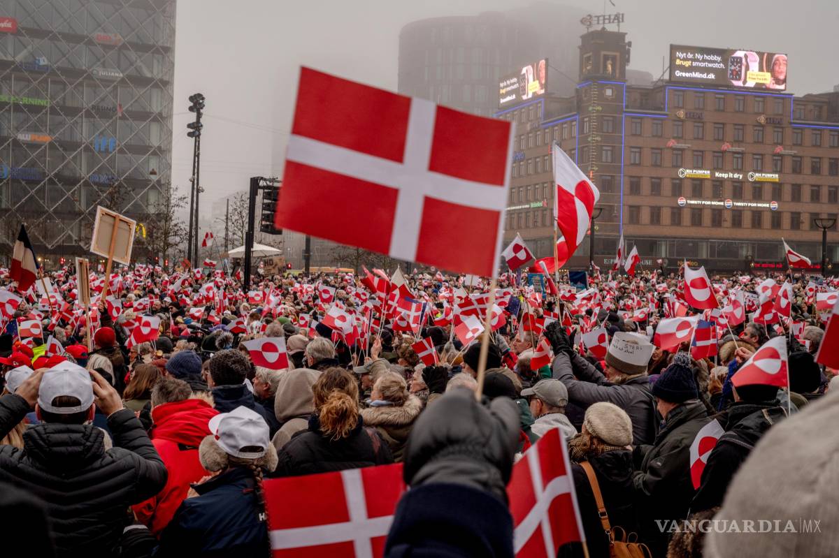 $!Miles de ciudadanos daneses protestan contra los rumores del presidente Donald Trump de comprar o tomar Groenlandia en el Ayuntamiento de Copenhague.