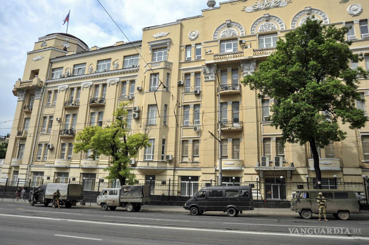 $!Militares de la compañía militar privada (PMC) Wagner Group bloquean el acceso a la sede del Distrito Militar del Sur en Rostov-on-Don, en el sur de Rusia.