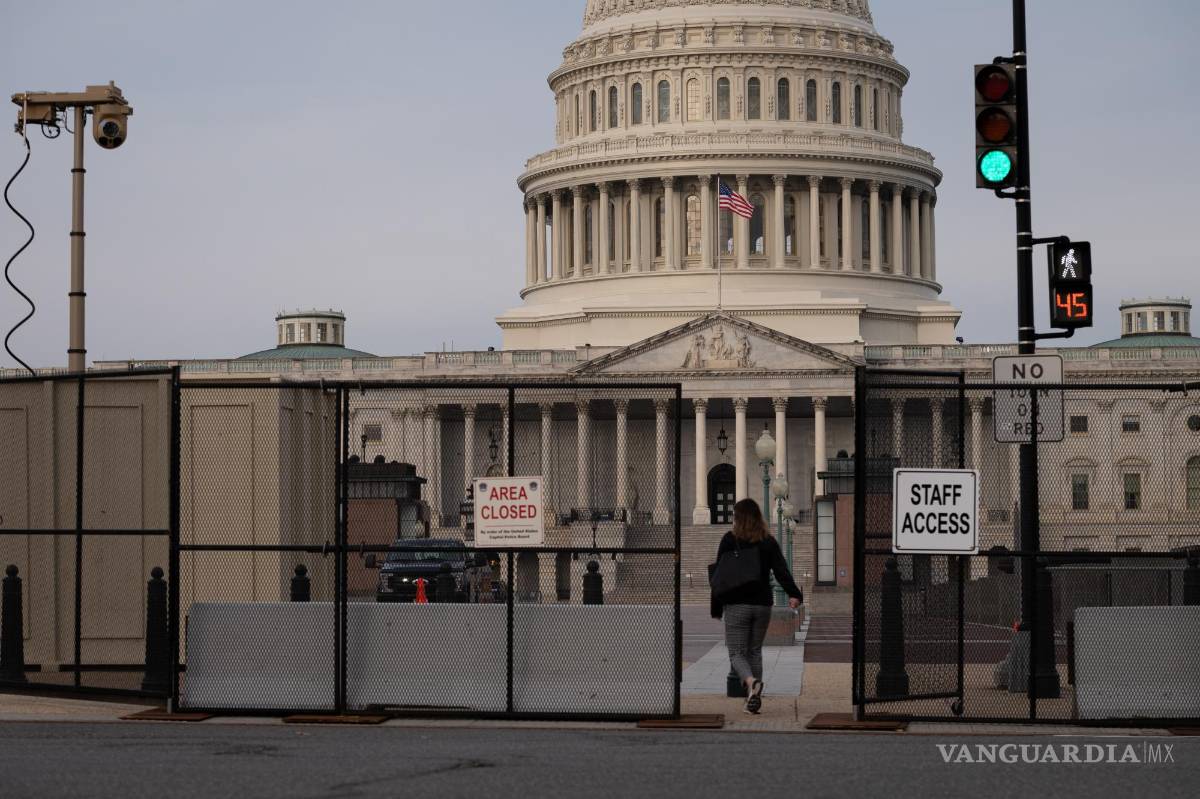 $!Cercas de seguridad rodean el Capitolio de EU por el primer discurso sobre el estado de la Unión del presidente Joe Biden. EFE/EPA/Graeme Sloan