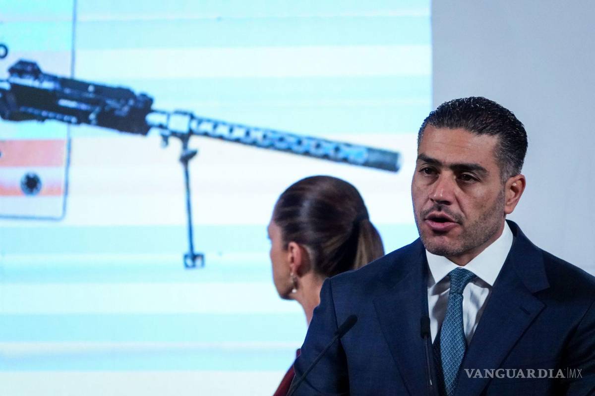 $!El secretario de Seguridad Pública y Protección Ciudadana, Omar García Harfuch, muestra cifras sobre el aseguramiento de armas de fuego.