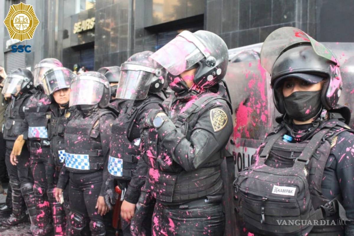 $!Al menos 43 mujeres policías heridas por marcha feminista pro aborto en CDMX