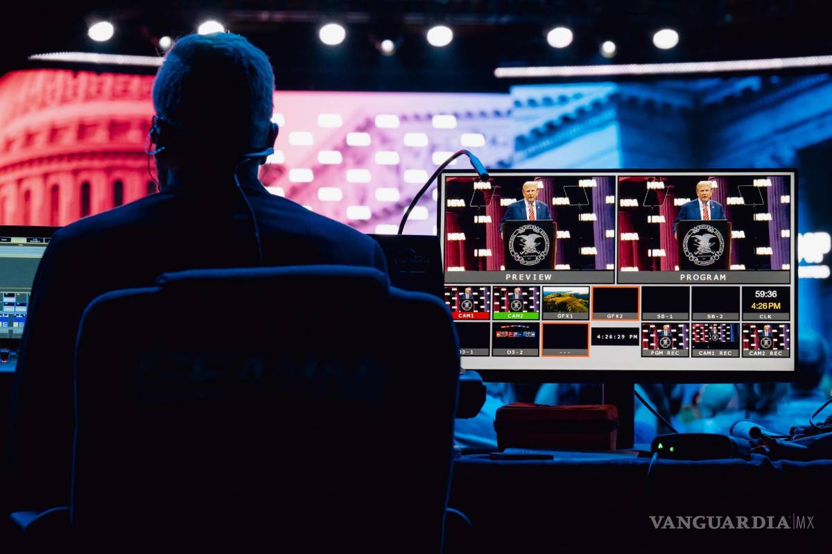 $!El expresidente Donald Trump aparece en la pantalla mientras habla ante los asistentes a la 153ª reunión anual de la Asociación Nacional del Rifle en Dallas.