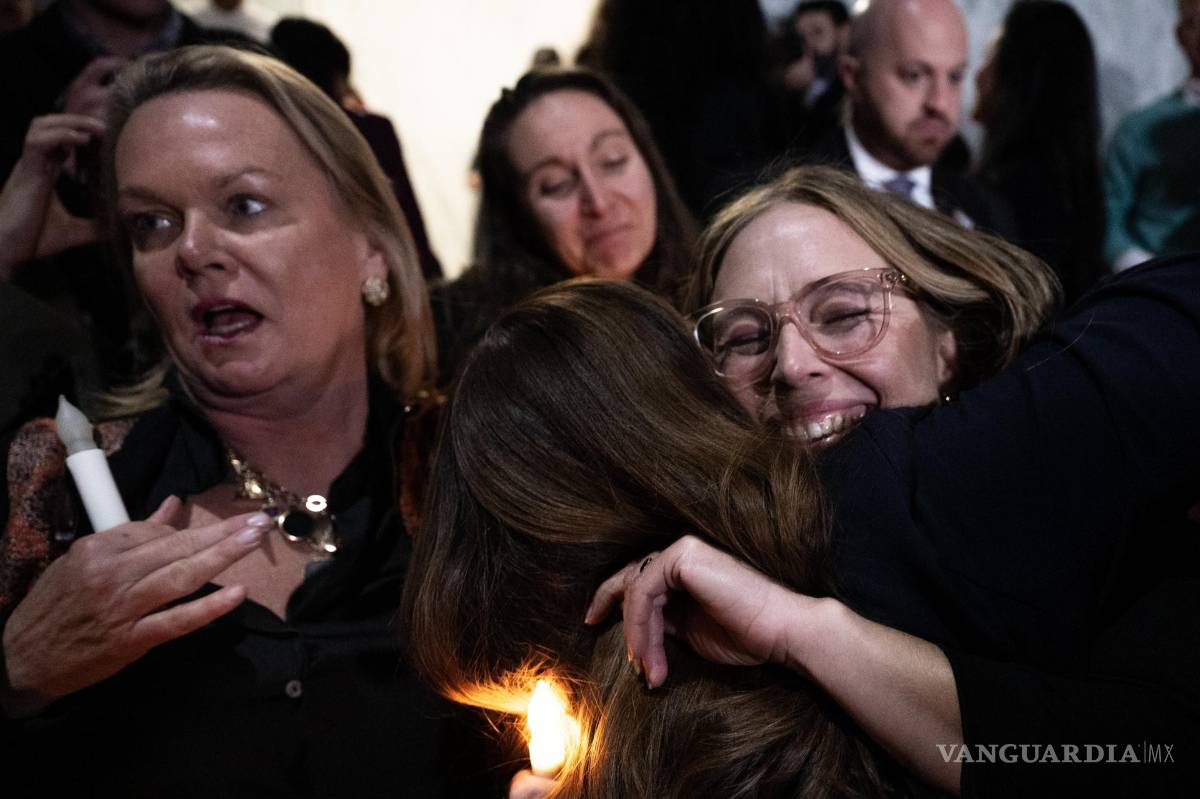 $!Annie Farmer, superviviente de los abusos de Jeffrey Epstein, celebra con un abrazo tras la aprobación unánime por el Senado del proyecto de ley.