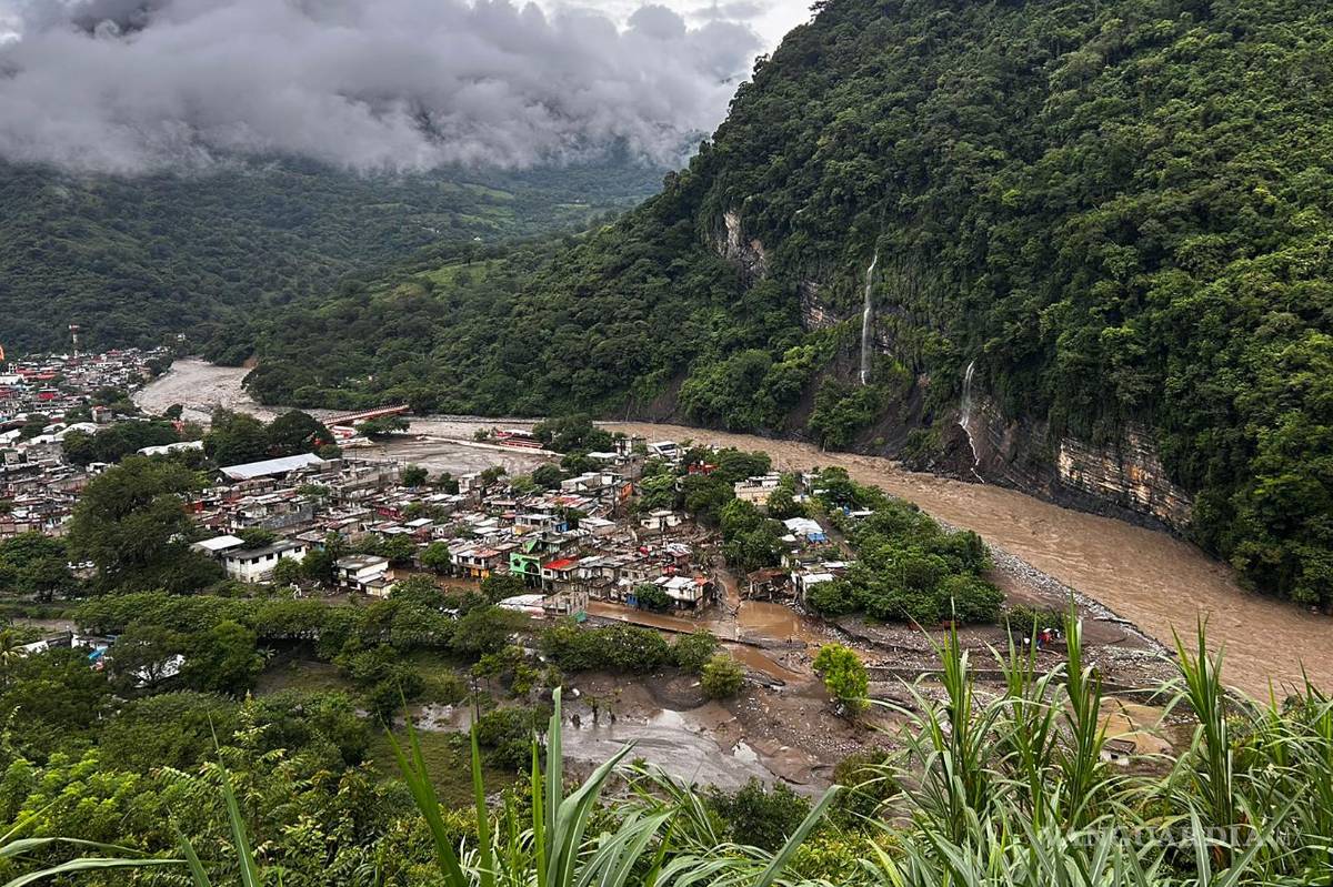 $!Fotografía aérea que muestra zonas afectadas por las fuertes lluvias en Huehuetla, Hidalgo (México).