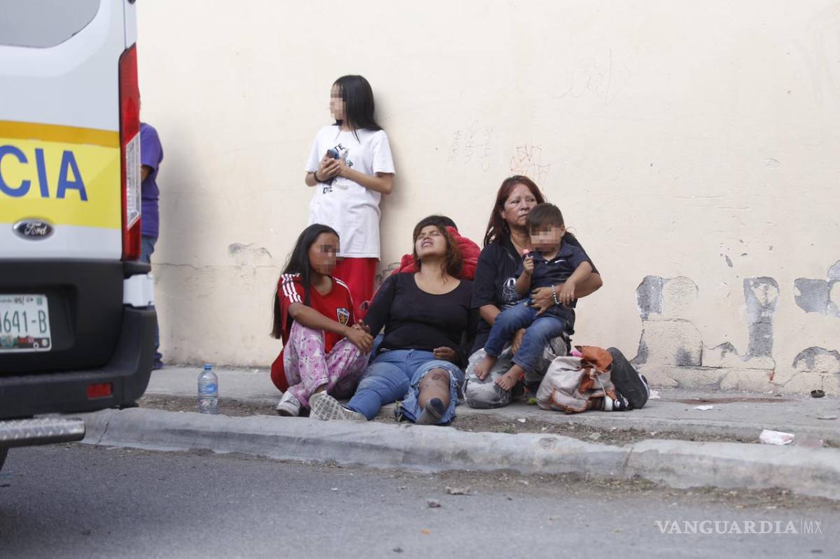 $!Después de que la ambulancia se llevara a su hermano, Celia y Bayron se quedaron en el lugar para ser atendidos.
