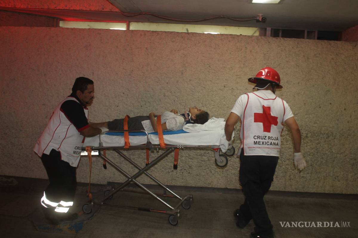 $!Aparatosa volcadura deja como saldo 8 personas lesionadas