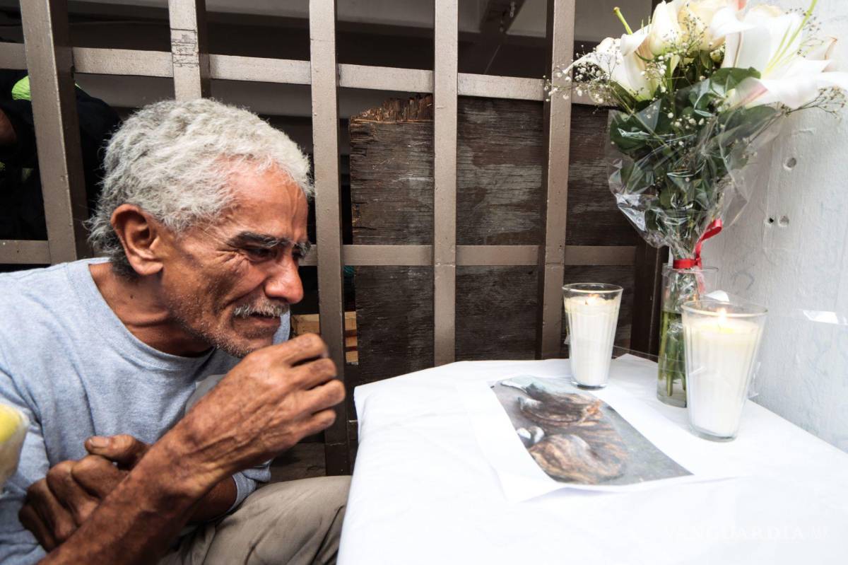 $!Colocan altar a Zeus, perro asesinado por impactos de arma tras defender a su dueño. El altar fue colocado en eje central y eje 2 norte en la colonia Ex Hipódromo Peralvillo.