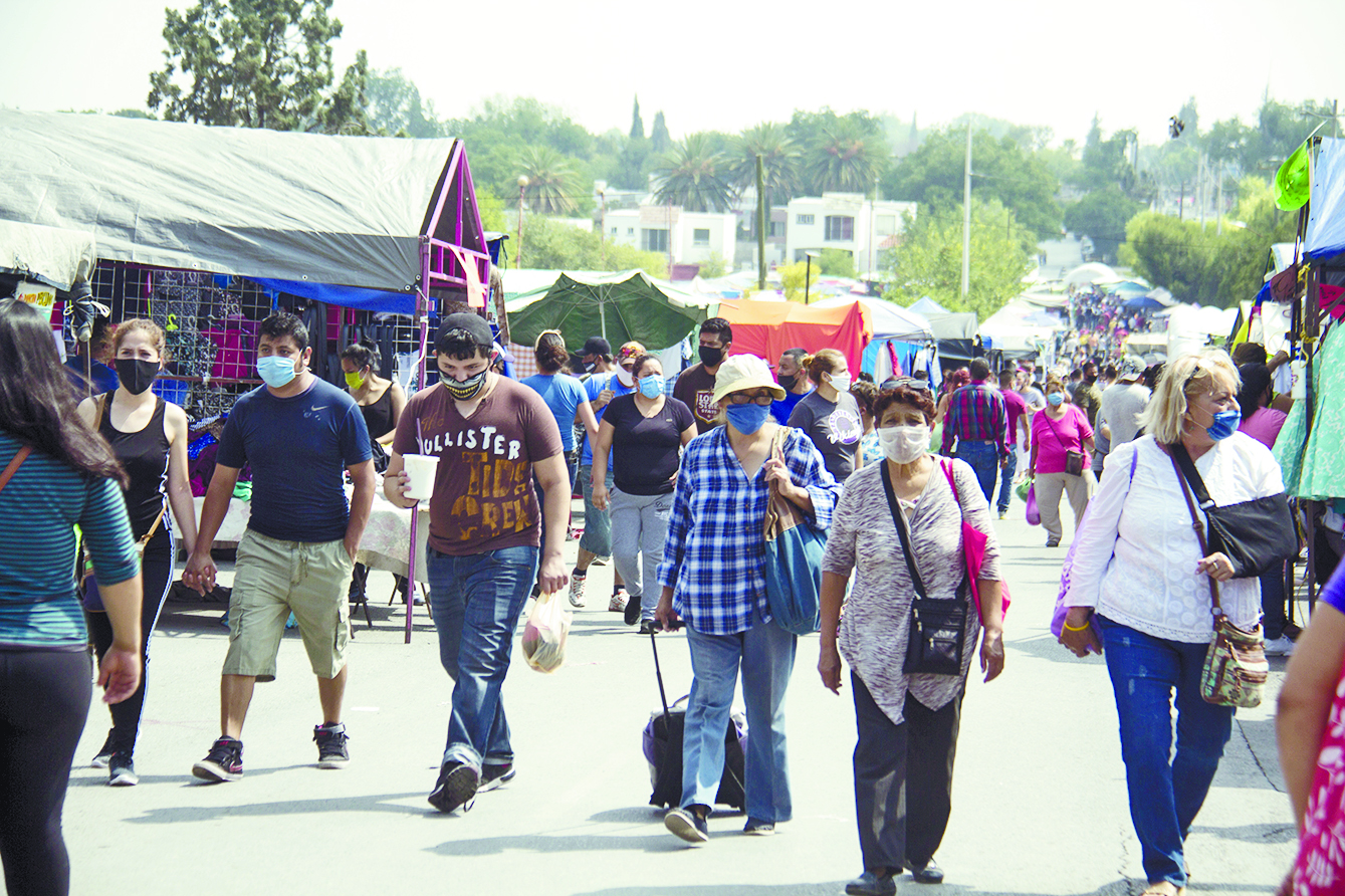 $!Abarrotan mercado sobre ruedas al sur de Saltillo, en plena cuarentena de coronavirus