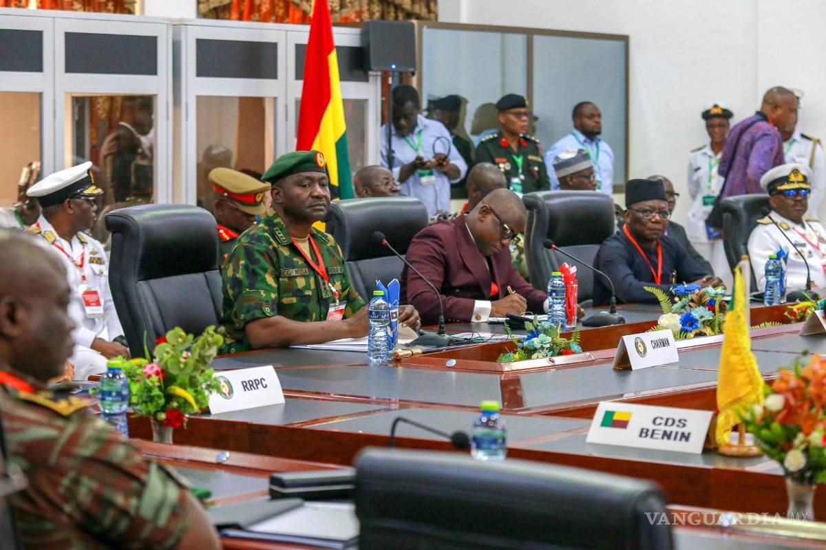 $!El general nigeriano Christopher Musa (2i), y el ministro ghanés de Defensa, Dominic Nitiwul (c), en una reunión de la Cedeao.