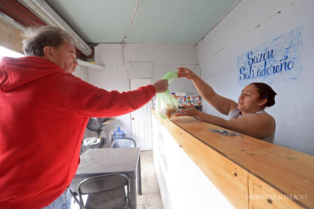 $!Karla García, migrante de origen salvadoreño atiende un negocio de comida este martes en Ciudad Juárez, Chihuahua (México).