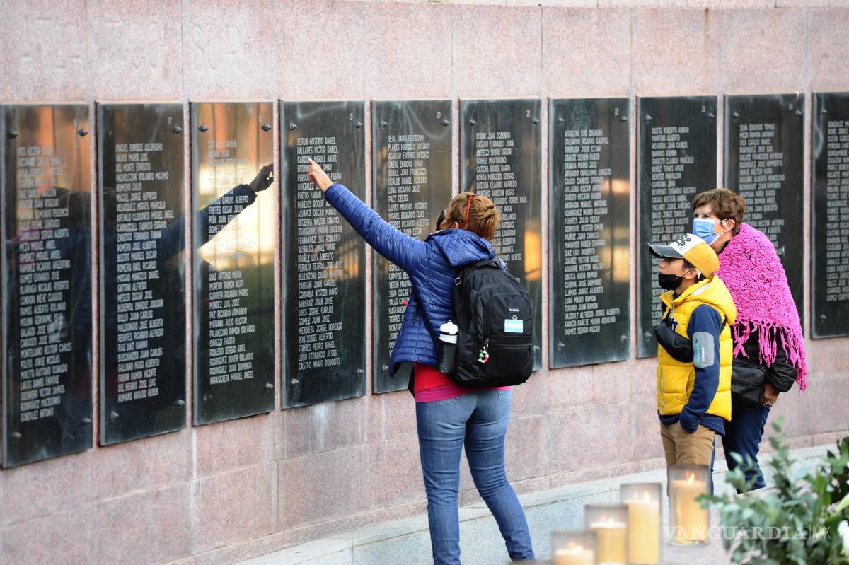 $!Ciudadanos observan el Monumento a los Caidos en Malvinas, al cumplirse 40 años desde el inicio del conflicto bélico con el Reino Unido.