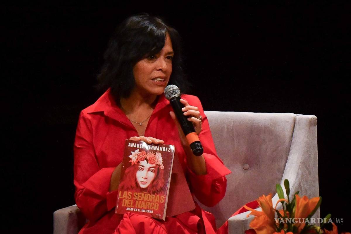 $!Anabel Hernández, periodista y escritora, presentó en las instalaciones de la Biblioteca Vasconcelos, su más reciente libro titulado Las señoras del narco: amar en el infierno, en donde señaló presuntos nexos con personajes del narcotráfico a Galilea Montijo, Sergio Mayer, Raquel Bigorra, Omar García Harfuch, entre otros.