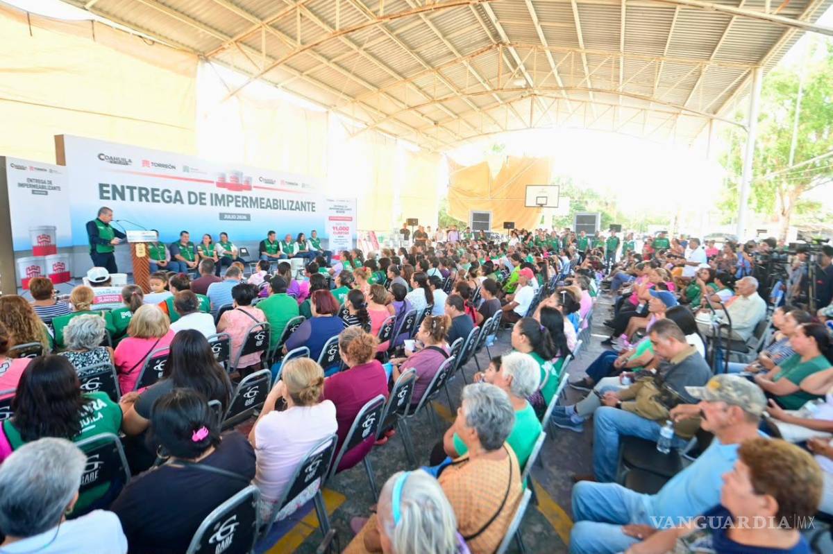 $!La meta del programa para 2026 es distribuir 18 mil cubetas de impermeabilizante en Torreón, detalló el Alcalde.